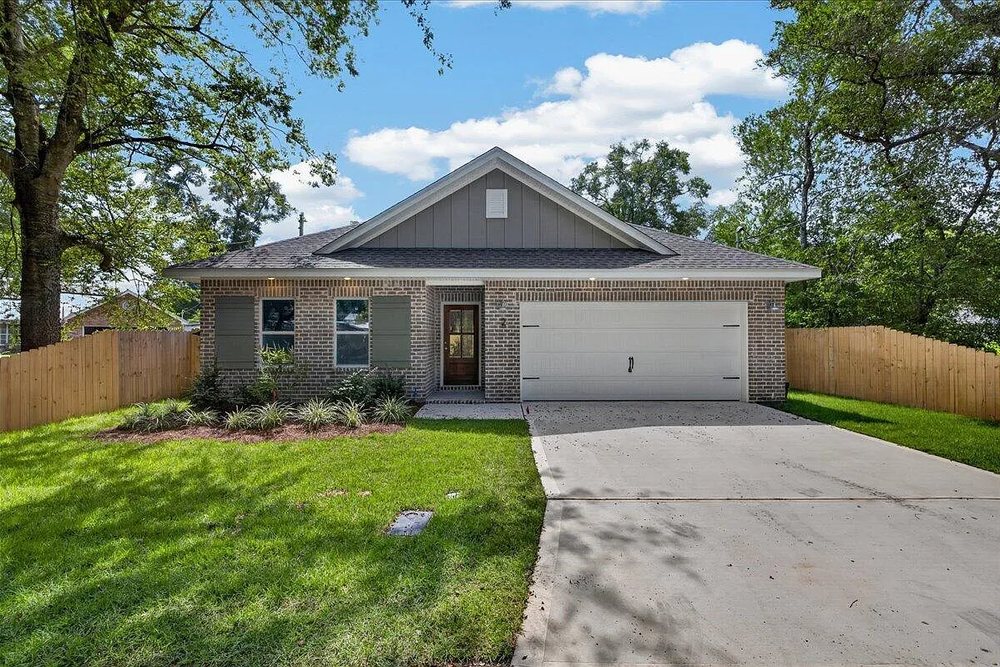 Single-story brick home framed by oaks at 2 19th St, Niceville